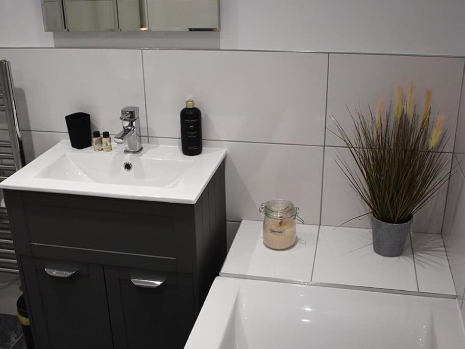 Havelock Court Apartment Уитби Екстериор снимка